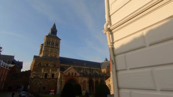 Dolly Lelövi Maastricht Híres Ikertemplomait Sint Servaasbasilieket Sint Janskerket Nappal — Stock videók