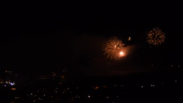 Uroczystości Wieloma Złotymi Błyszczącymi Fajerwerkami Nad Górskim Miasteczkiem Nocy — Wideo stockowe