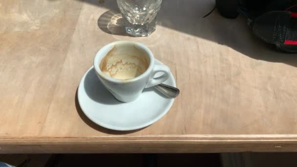 Una Taza Café Espresso Vacía Sobre Una Mesa — Vídeos de Stock