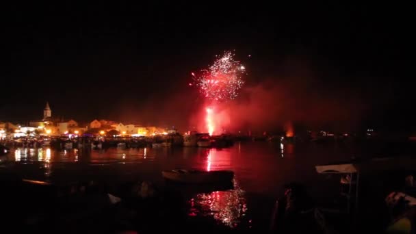 Świętujemy Pięknymi Fajerwerkami Nad Morzem Port Fajerwerkami Powietrzu Noc Plaży — Wideo stockowe