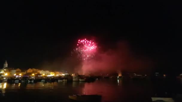 Éjszaka Parton Tűzijátékkal Egy Kikötő Tűzijátékkal Levegőben Ünnepelni Gyönyörű Tűzijátékkal — Stock videók