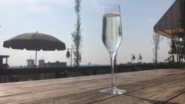Een Stijlvol Glas Gekoelde Italiaanse Mousserende Wijn Met Panoramisch Uitzicht — Stockvideo