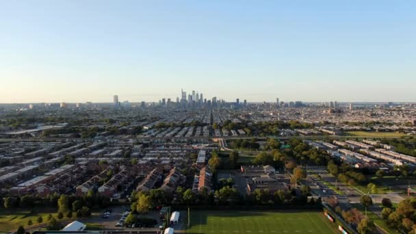 Aerial Pull Back Shot Southern Philadelphia Revealing Urban Cityscape Skyline — Stock Video
