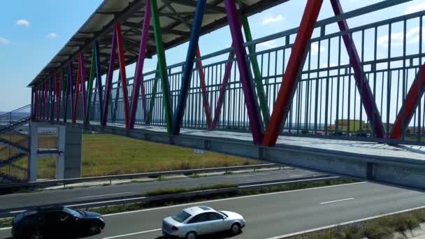 Automobili Che Guidano Autostrada Sotto Ponte Ferro Colorato — Video Stock