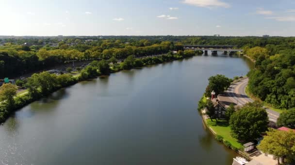 Чудовий Повітряний Дрон Відстежує Річку Шуілкіль Вгору Течією Залишаючи Філадельфію — стокове відео