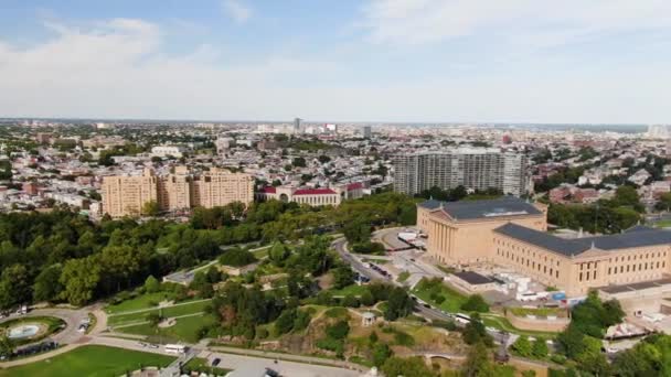 Cinematic Air Pan Philadelphia Skyline Including Fairmount Park River Beautiful — стокове відео