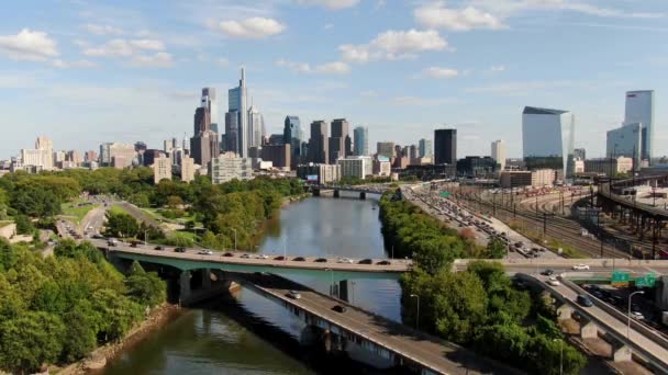 Повільно Спускаючись Повітряним Дроном Стріляє Небо Міста Філадельфії Проходом Шуілкілл — стокове відео