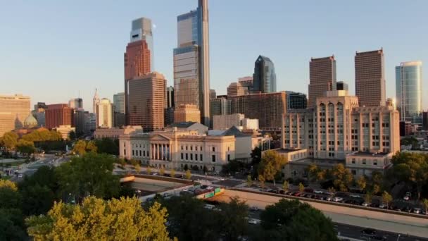 Cinematic Aerial Rising Shot Reveals Downtown Philadelphia Skyline Golden Hour — Vídeos de Stock