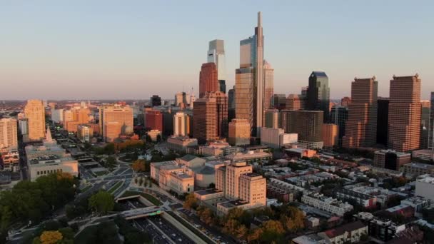 Воздушная Стена Закате Показывает Горизонты Филадельфии Железнодорожную Станцию Реку Шуилкилл — стоковое видео