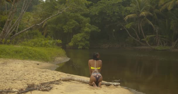 Modelo Sexy Pose Beira Rio Uma Ilha Caribenha — Vídeo de Stock