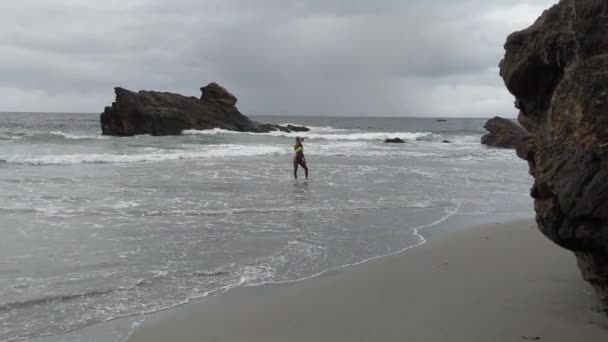 Modèle Bikini Dansant Prenant Des Selfies Sur Rivage Cette Plage — Video