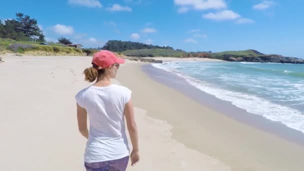Giovane Donna Che Cammina Una Spiaggia Sulla West Coast Usa — Video Stock