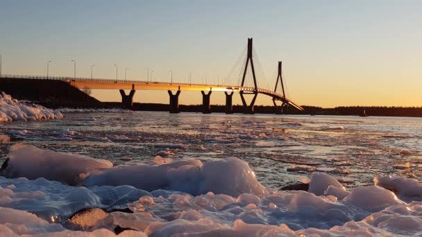 Derretimento Gelo Sob Ponte Mais Longa Finlândia Ponte Replot Iluminada — Vídeo de Stock