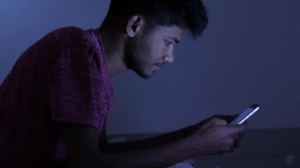 Giovane Adolescente Indiano Sdraiato Sul Letto Utilizzando Cellulare Mentre Dorme — Video Stock