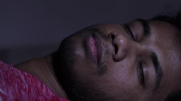 由于鼻漏的原因 睡觉时 口水或唾液从口中流出或堵塞 — 图库视频影像