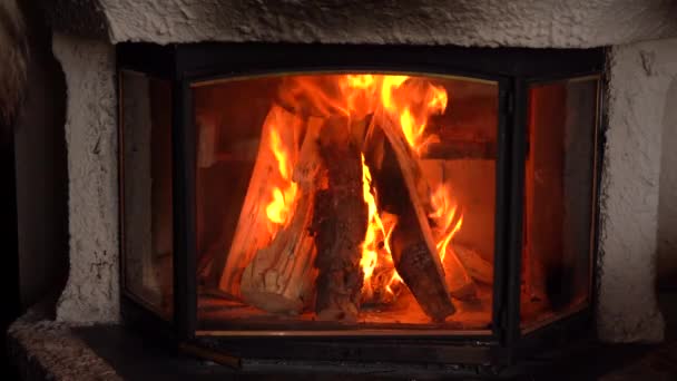 酒吧休息室的木柴失火 在慢动作和与索尼A7Iii和罗宁S实时拍摄 — 图库视频影像