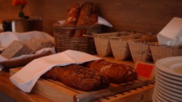 Verschiedene Aufnahmen Aus Einem Kleinen Restaurant Mit Tischen Lichtern Buffet — Stockvideo