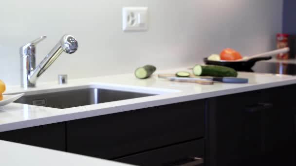 Countertop Terbuat Dari Lempengan Kuarsa Modern Meja Dapur Dibuat Dengan — Stok Video