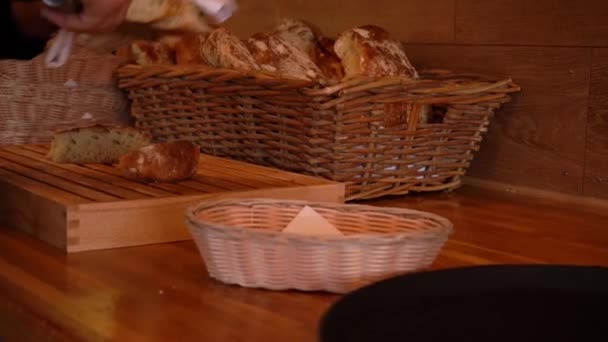 Verschiedene Aufnahmen Aus Einem Kleinen Restaurant Mit Tischen Lichtern Buffet — Stockvideo