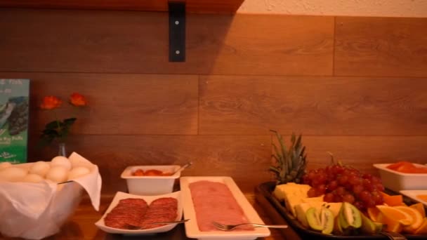 Verschiedene Aufnahmen Aus Einem Kleinen Restaurant Mit Tischen Lichtern Buffet — Stockvideo