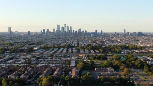 Letecká Panenka Vpředu Stříc Philadelphia Panorama Urbanscape Obzoru Během Letního — Stock video