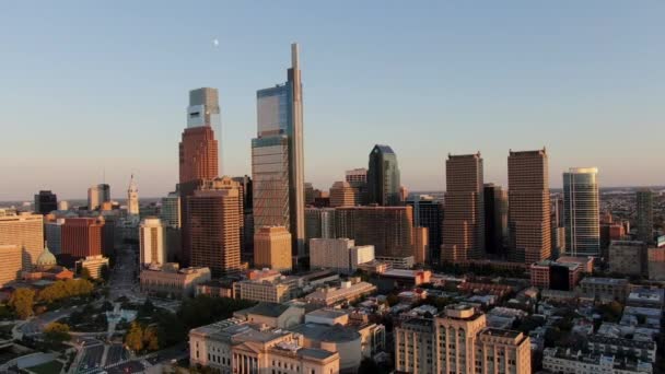 Inverso Aéreo Lento Cinematográfico Acima Benjamin Franklin Parkway Filadélfia Hora — Vídeo de Stock