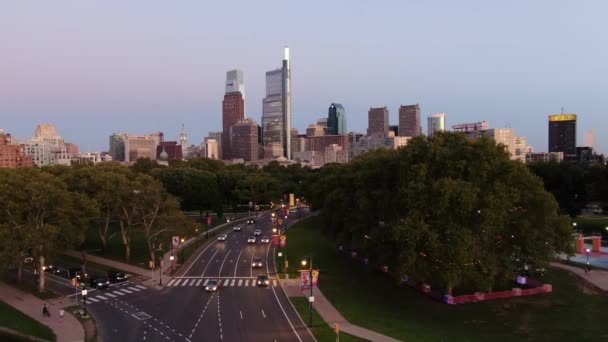 Levantamiento Noche Aérea Sobre Benjamin Franklin Parkway Con Horizonte Ciudad — Vídeos de Stock