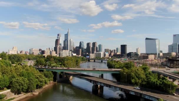 Slow Rising Dolly Forward Tracking Drone Shot Schuylkill River Flying — Vídeos de Stock