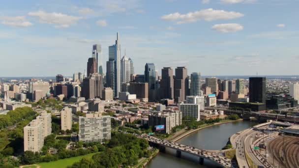 여름날푸른 하늘을 배경으로 아름다운 필라델피아 아름다운 드론이 올려졌다 — 비디오
