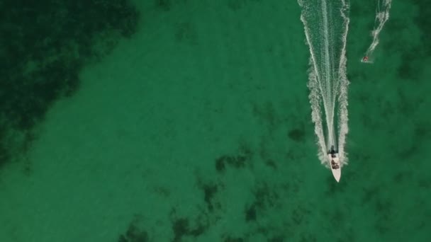 Aerial Shot Water Skier Starts Follows Skier Sportboat Finally Reveals — Stock Video