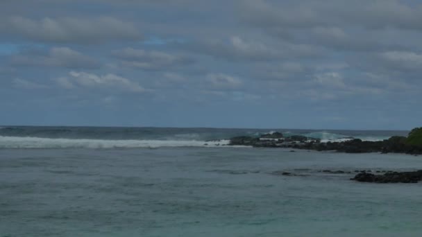Statis Tembakan Gelombang Melanggar Batu Hitam Pantai Mautitius Samudera Hindia — Stok Video