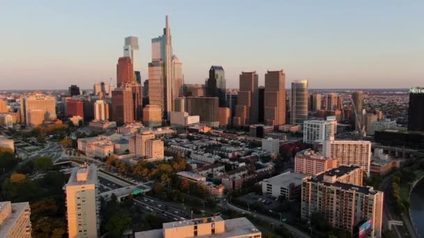 Lento Plano Delantero Muñeca Aérea Del Horizonte Filadelfia Durante Atardecer — Vídeos de Stock