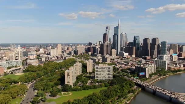 Haute Antenne 180 Pan Degrés Travers Philadelphie Skyline Par Une — Video