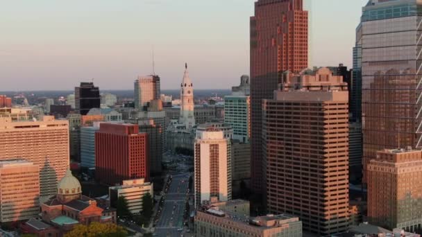 Aerial Philadelphia City Hall Sormontato Benjamin Franklin Parkway Durante Ora — Video Stock