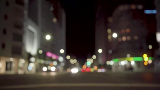 Λεωφόρος Της Λισαβόνας Νύχτα Αυτοκίνητα Που Περνούν Από Έξω Από — Αρχείο Βίντεο