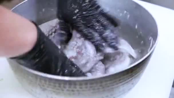 Повар Чистит Осьминога Сырые Морепродукты — стоковое видео