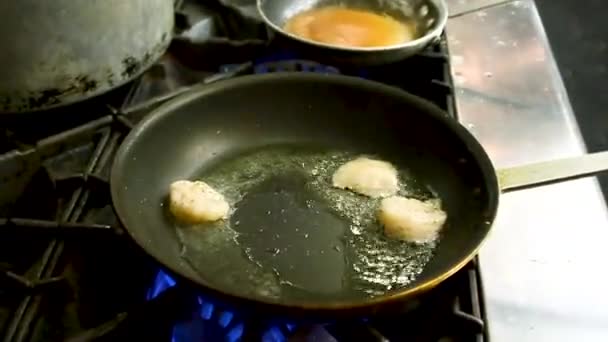 Koch Kocht Und Brät Mehreren Pfannen — Stockvideo