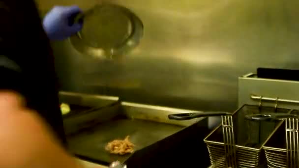 Chef Grillen Getrokken Varkensvlees Een Grill — Stockvideo