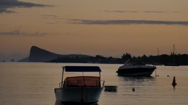 夜明けの少し前に撮られた2隻のアンカーボートの静かなシーン — ストック動画