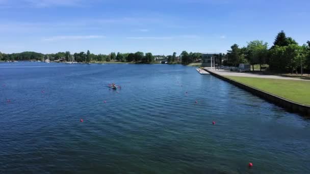 Athlètes Fatigués Canot Navigue Vers Rivage Travers Les Lignes Marquées — Video