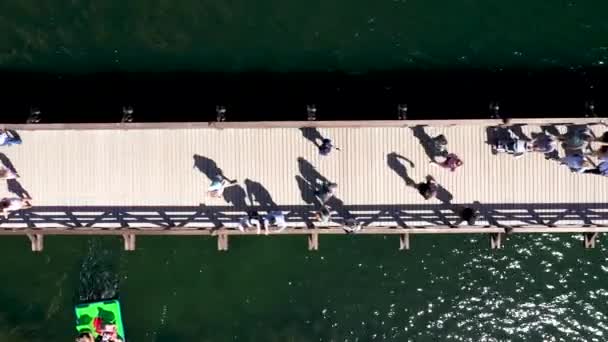 Aerial Top View People Walking Wooden Bridge Trakai Met Green — Stockvideo