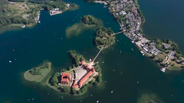 Aerial Volando Sobre Castillo Isla Trakai Muy Alta Altitud Con — Vídeos de Stock