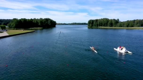 Aerial Seguir Disparo Los Atletas Kayak Canoas Remo Superficie Las — Vídeo de stock