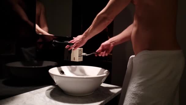 Mężczyzna Ubrany Ręcznik Myjący Zęby Ciemnym Pokoju Hotelowym — Wideo stockowe