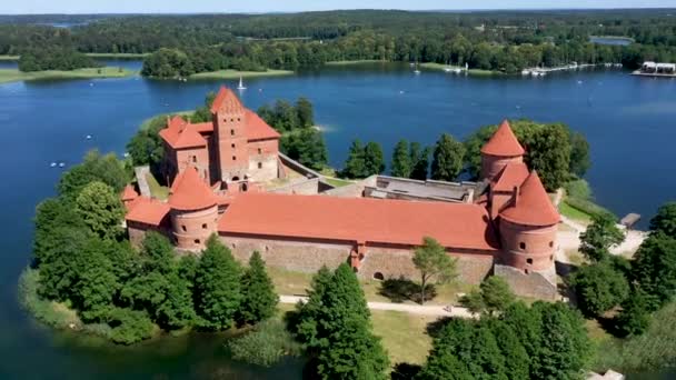 Aerial Опис Замку Тракай Зеленим Лісом Блакитним Озером Задньому Плані — стокове відео