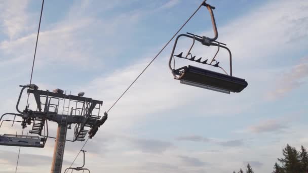 Closed Ski Lift Summer Low Angle Shot Panorama Background Man — Stock Video