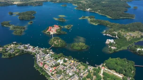 Aerial Volando Muy Alta Altitud Sobre Ciudad Trakai Con Castillo — Vídeos de Stock