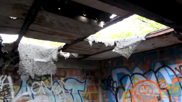 屋根の穴壁の落書き — ストック動画