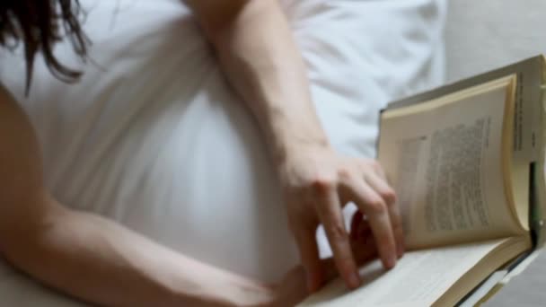 抱着一本书 从床上高角度看书 — 图库视频影像