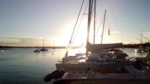 日没時にスポーツ桟橋で時間が経過し いくつかのボートがショット中に移動します — ストック動画